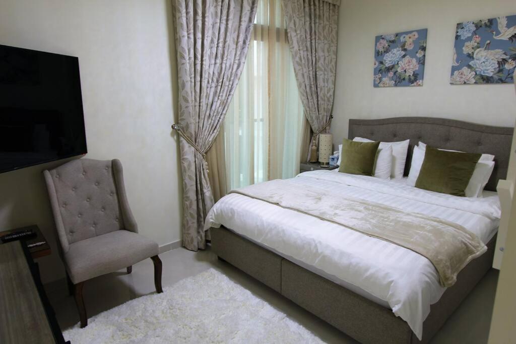 Upgraded Spacious 3br+maid *